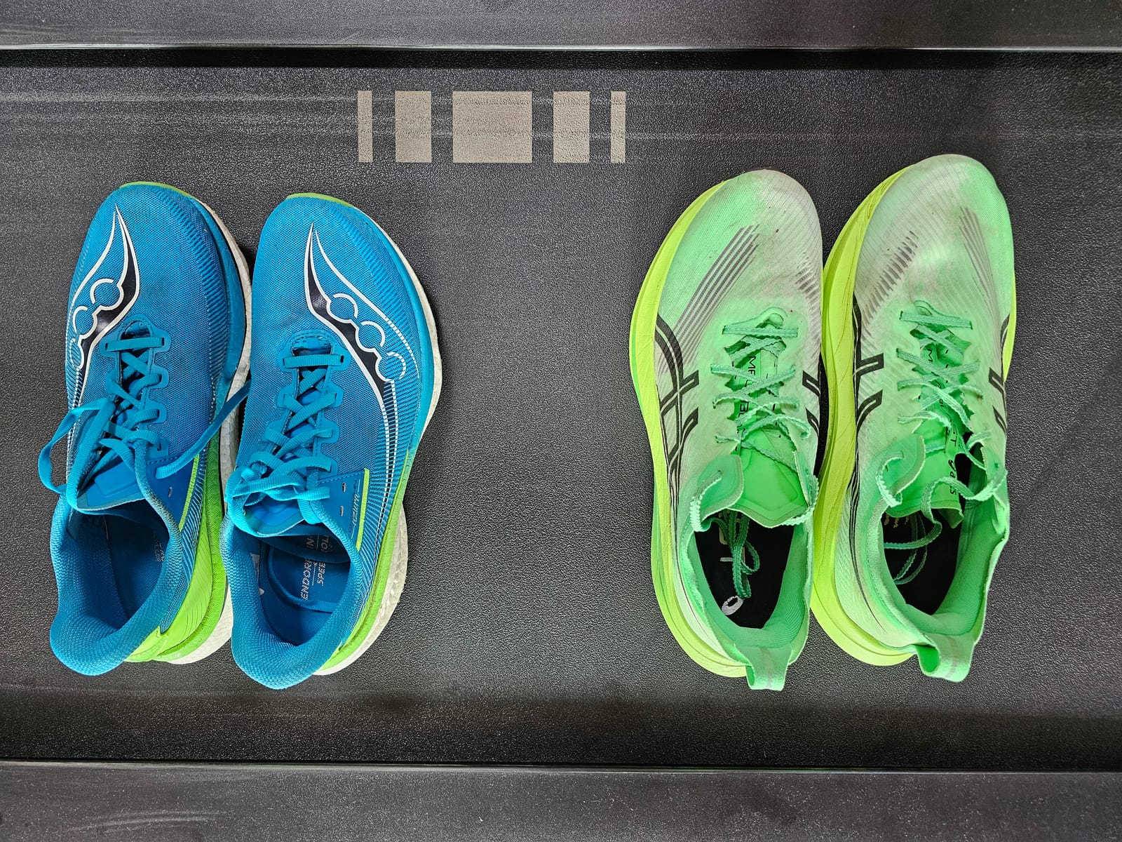 Saucony Endorphin Azura a sinistra e ASICS Megablast a destra, viste dall'alto dopo mesi di utilizzo