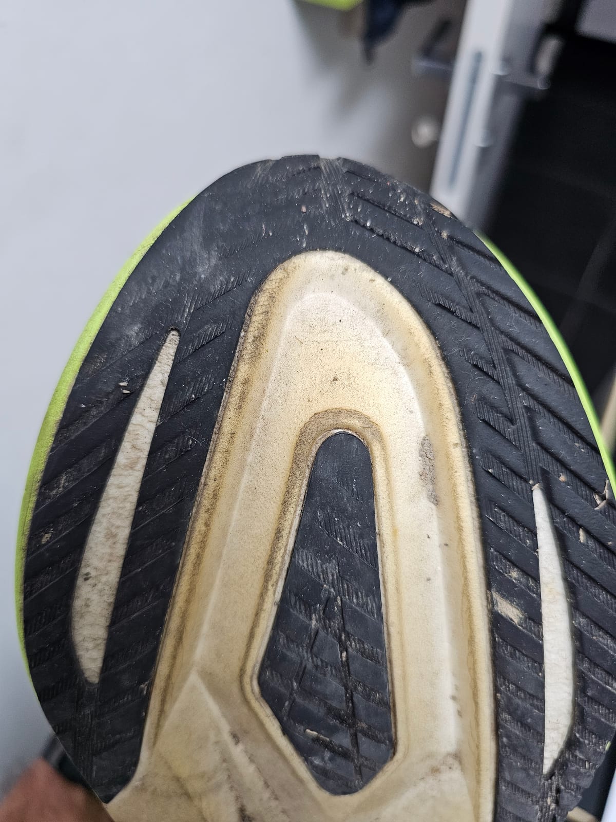 Avampiede della ASICS Megablast sinistra dopo 320 km: la gomma è lisciata sul lato interno