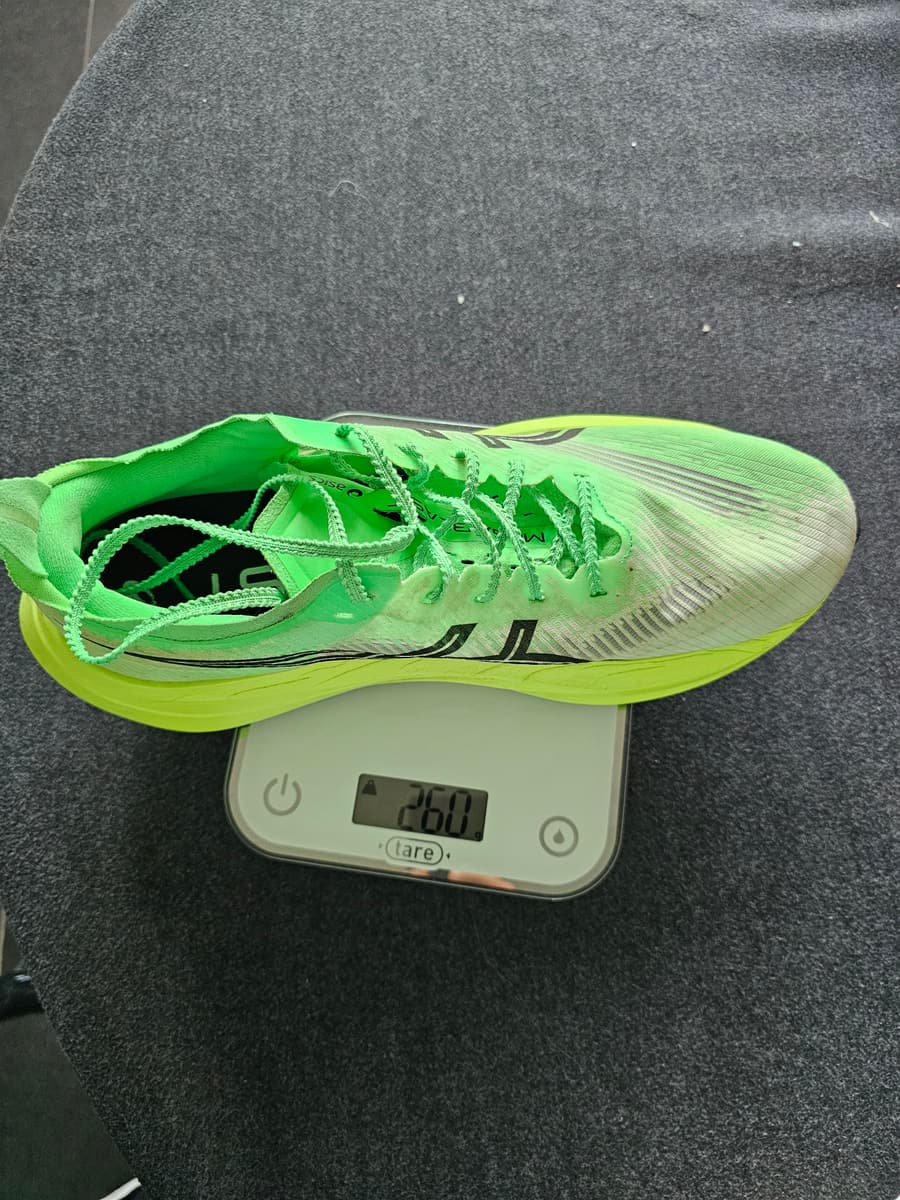 La ASICS Megablast sulla bilancia da cucina segna 260 grammi nella misura 46,5 EU