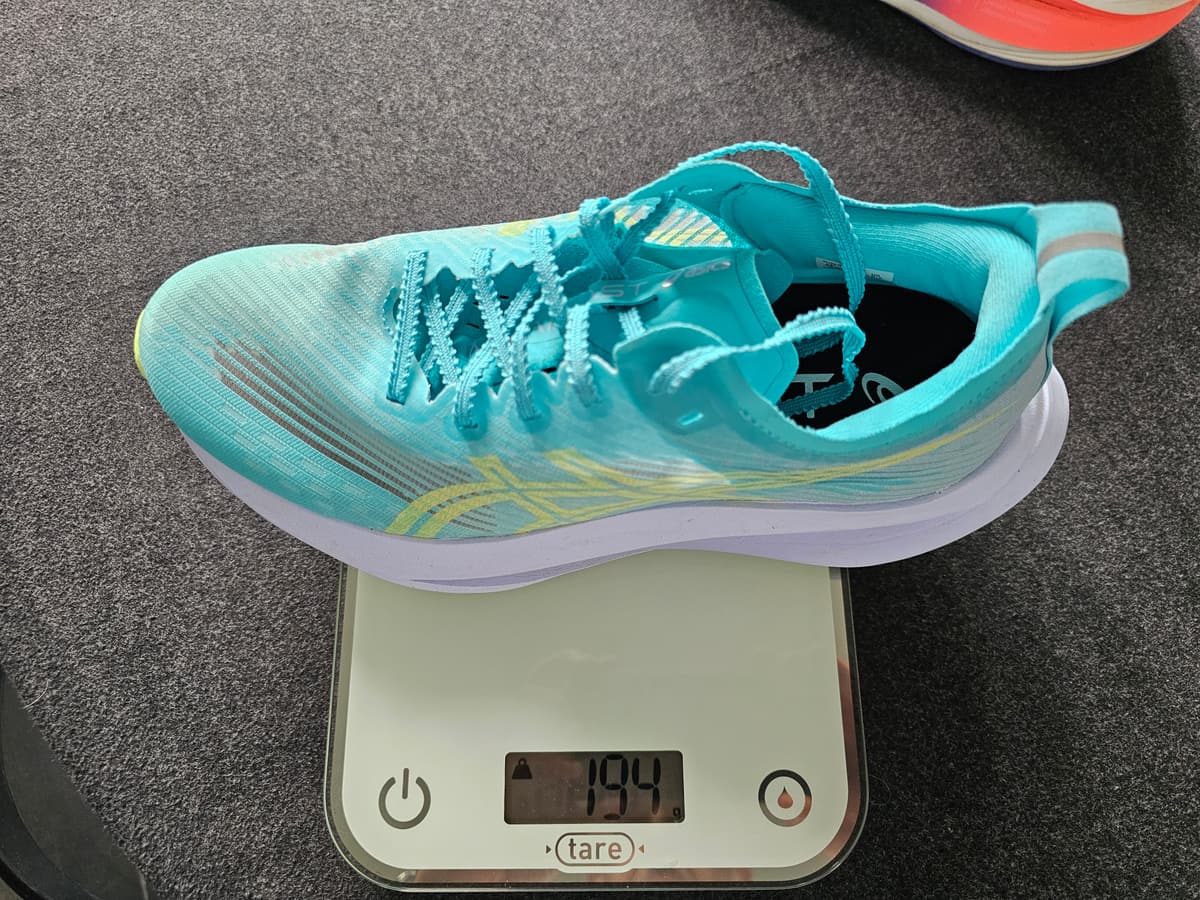Le ASICS Megablast in misura 38 EU sulla bilancia: 194 grammi