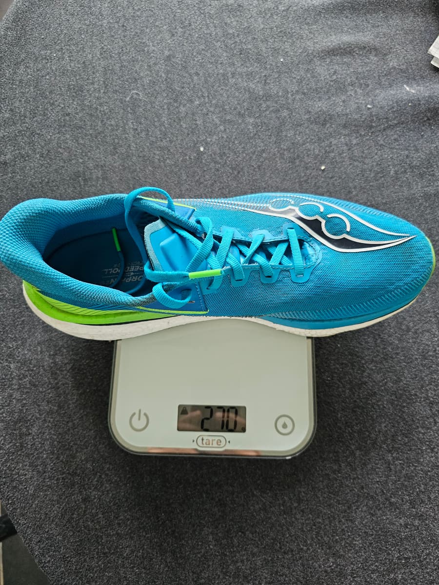 La Saucony Endorphin Azura sulla bilancia segna 270 grammi nella misura 46 EU