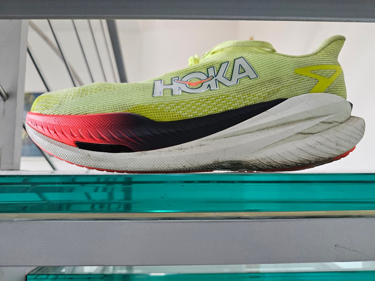 La Hoka Mach X3 di profilo sullo stesso piano