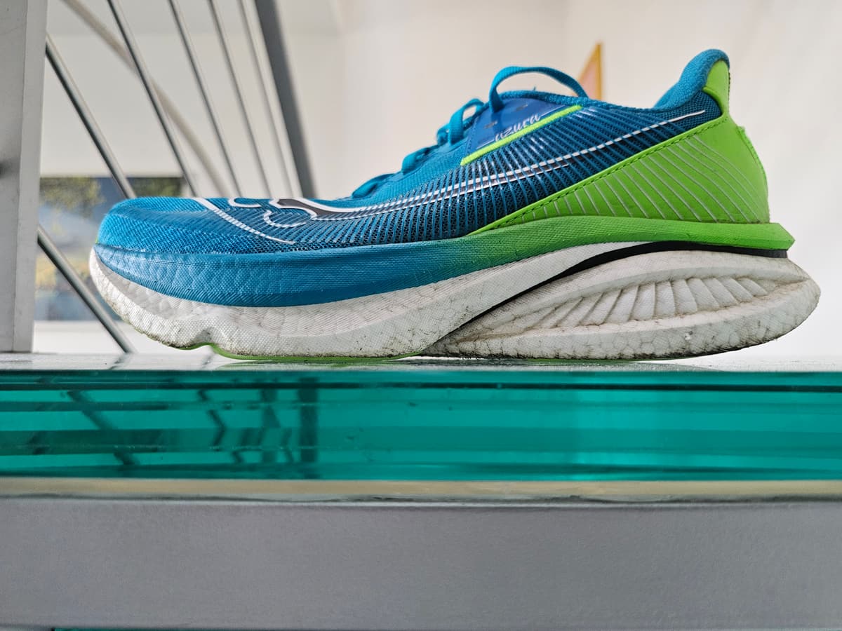 La Saucony Endorphin Azura di profilo sullo stesso piano