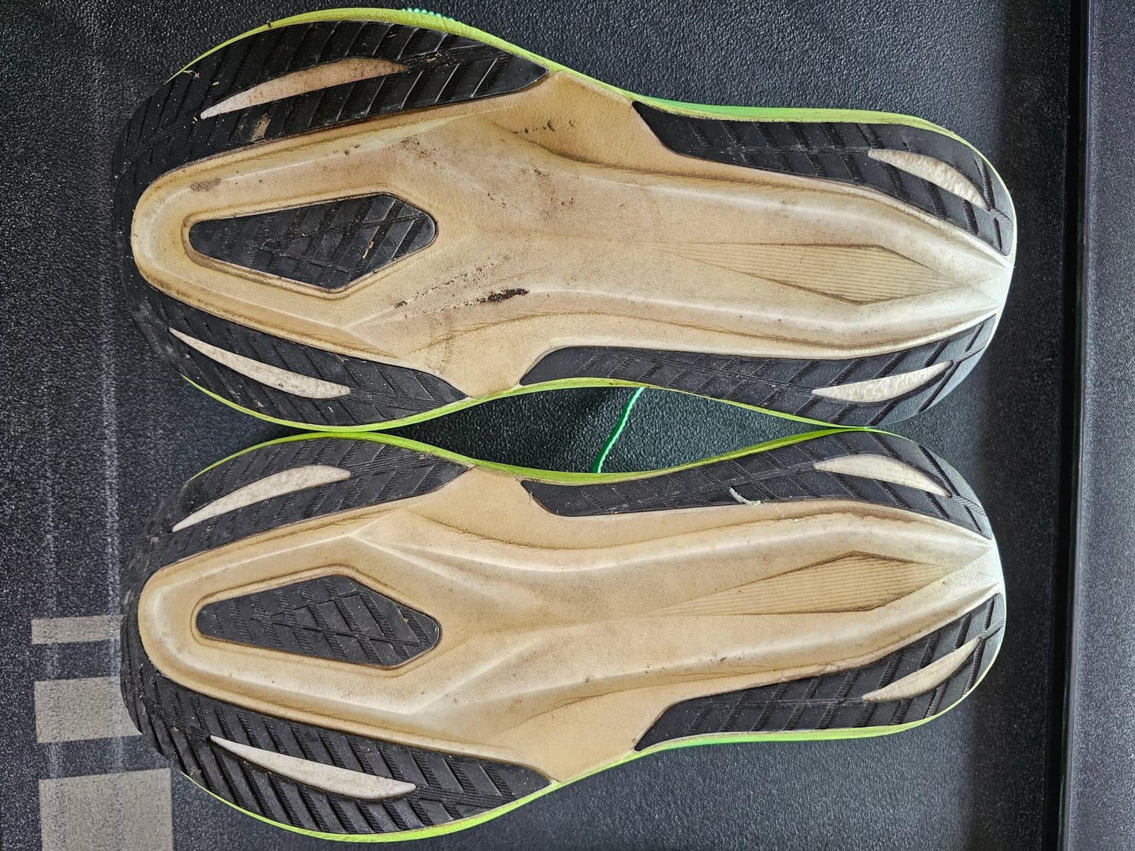 Le suole delle ASICS Megablast dopo 320 km di corsa