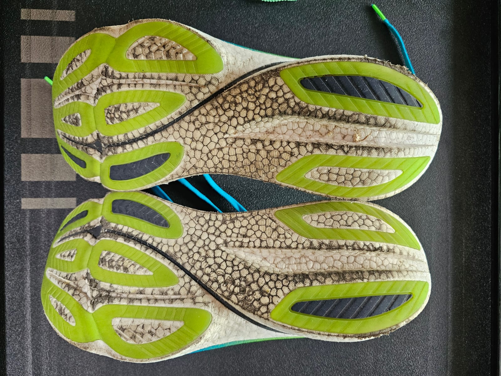 Le suole delle Saucony Endorphin Azura dopo 170 km di corsa