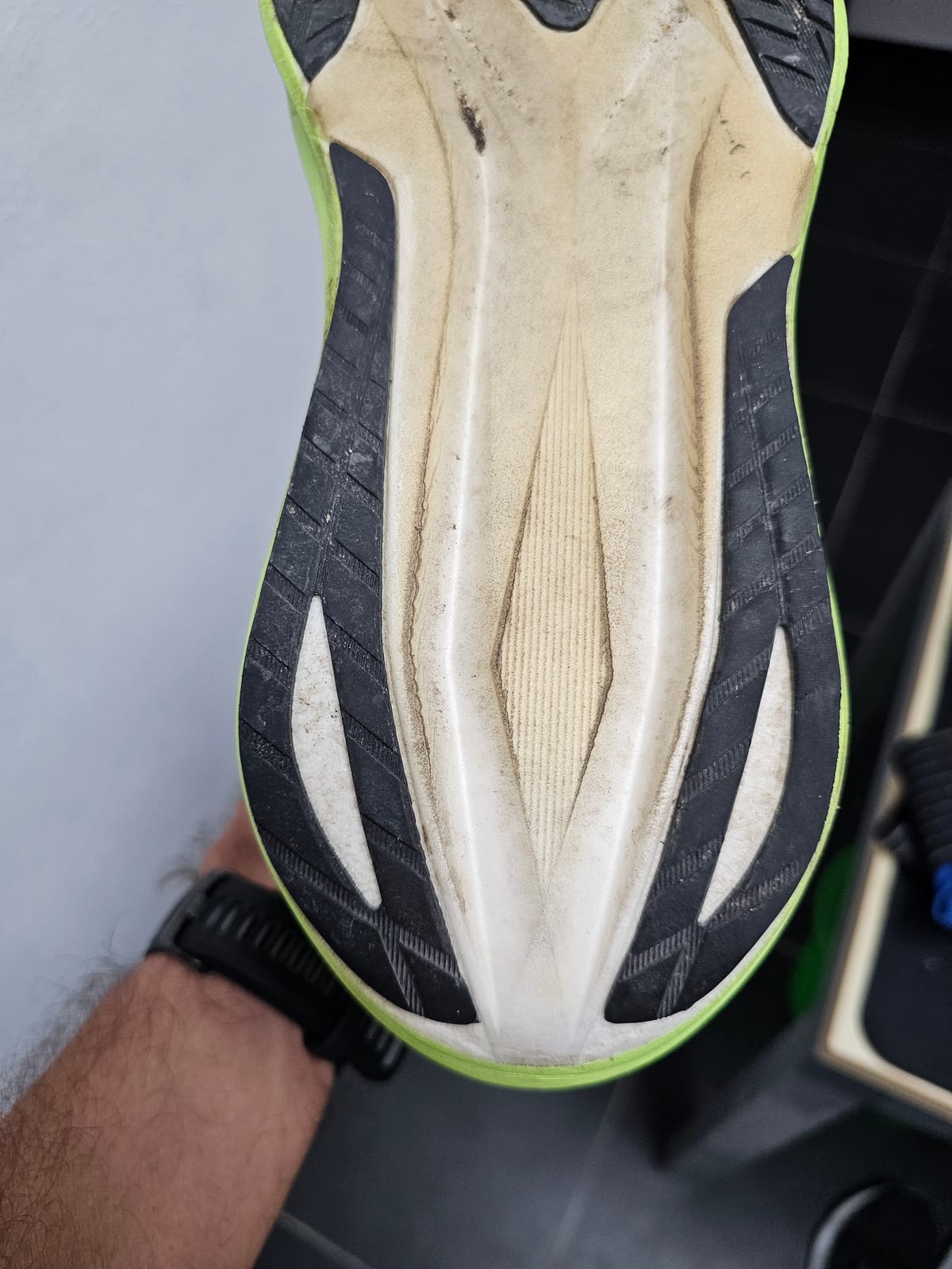 Tallone della ASICS Megablast sinistra dopo 320 km: la parte lisciata è quella esterna
