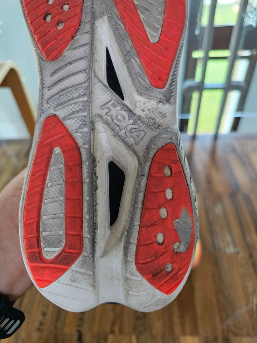 Il tallone della Hoka Mach X3 sinistra dopo 340 km: sul tassello esterno la gomma rossa è consumata fino alla schiuma
