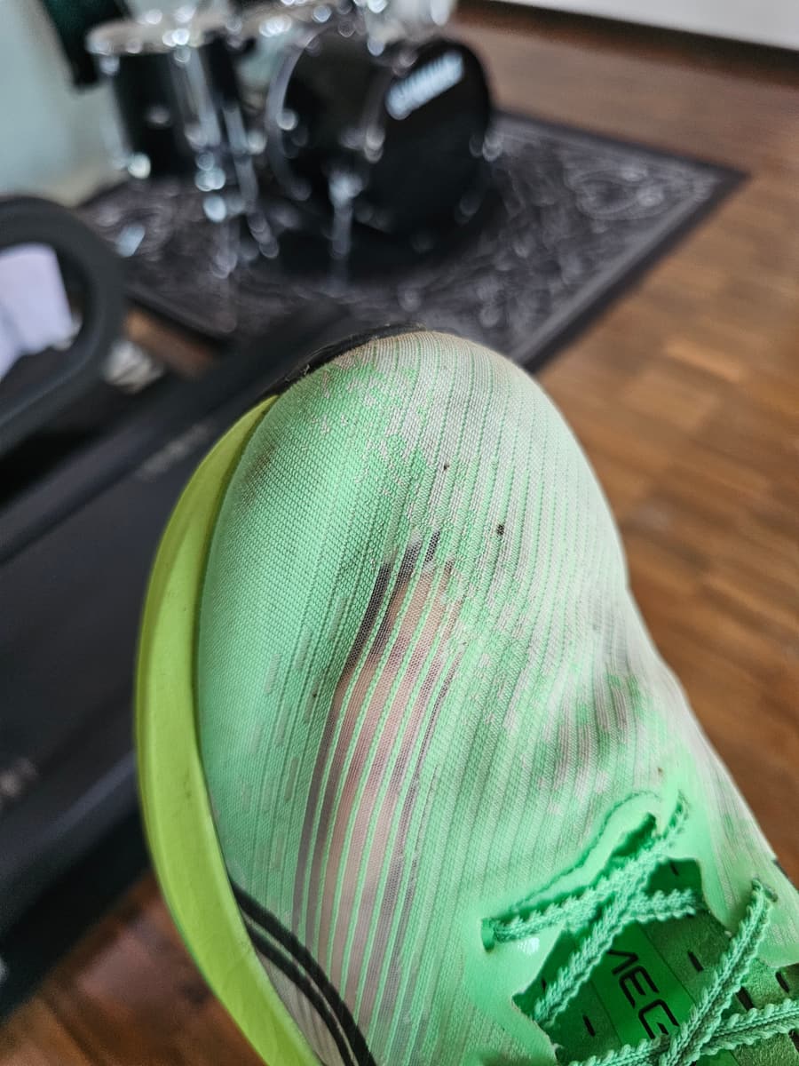 La tomaia delle ASICS Megablast in controluce: si intravedono le dita della mano appoggiata dentro la scarpa