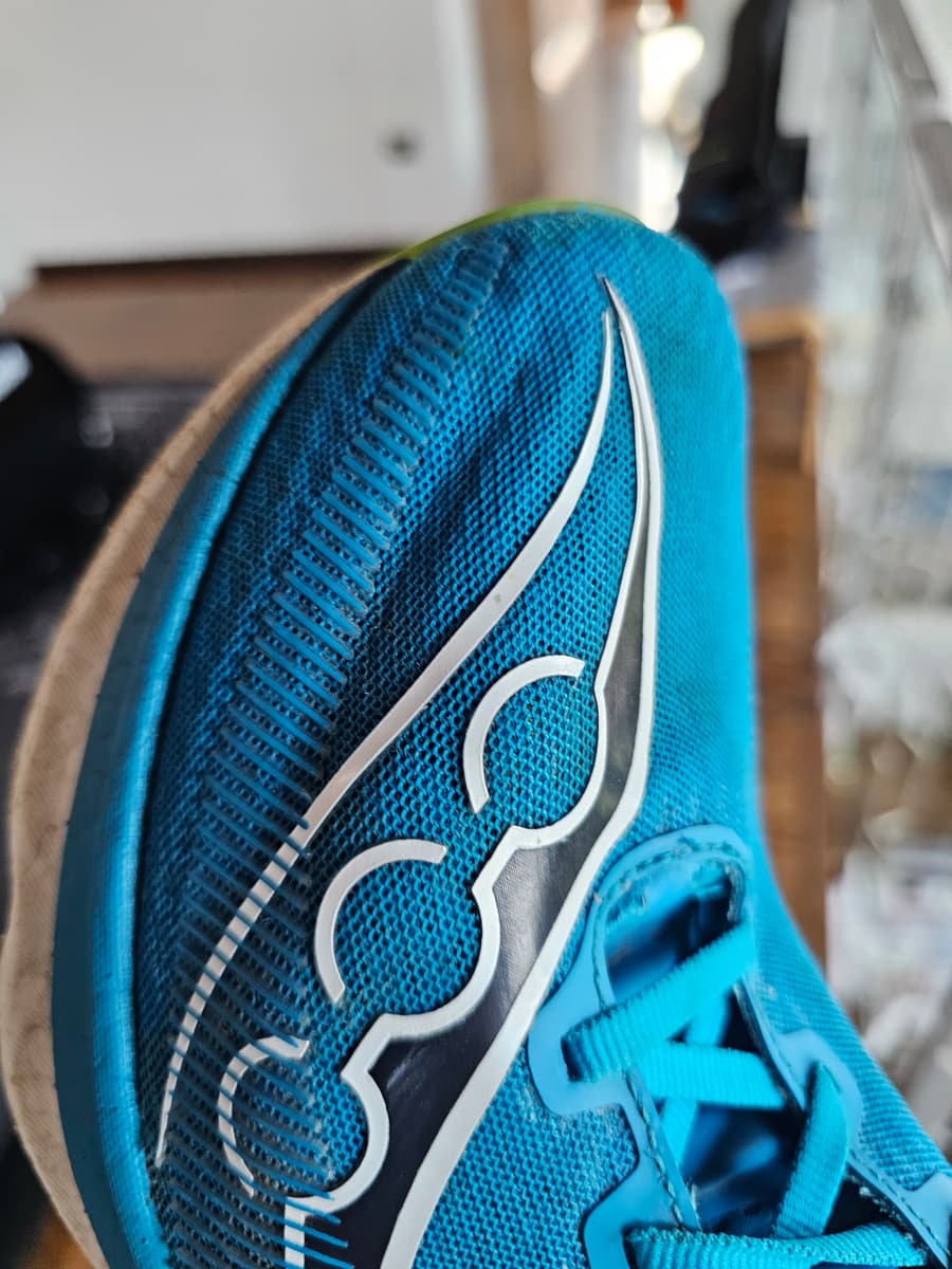 La tomaia della Saucony Endorphin Azura, a maglia più fitta